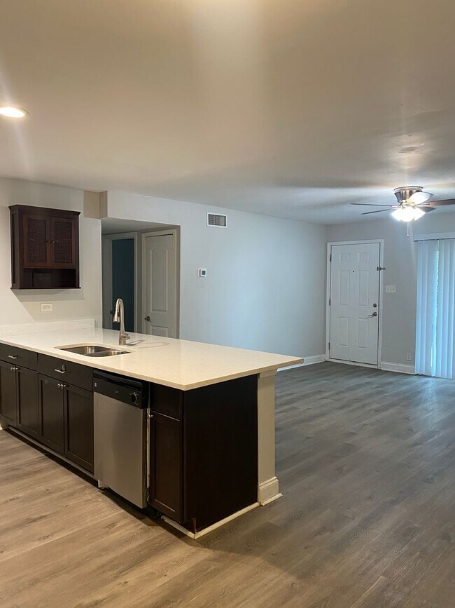 Foto del edificio - *Choose Your Special!* Spacious Fully Renovated 2-Bedroom Apartment in Alamo Heights ISD