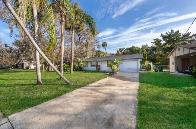 Building Photo - 731 Greenway Pl