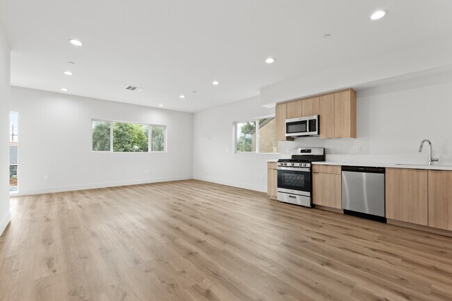 Building Photo - 6941 Simpson Ave