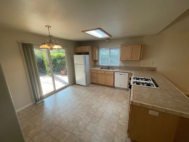 Foto del edificio - Large 3 Bed 2 Bath Home With Fenced Backyard and Private Garage!