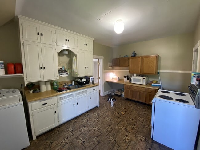 Building Photo - 2 Bed 1 Bath Available June 1st!