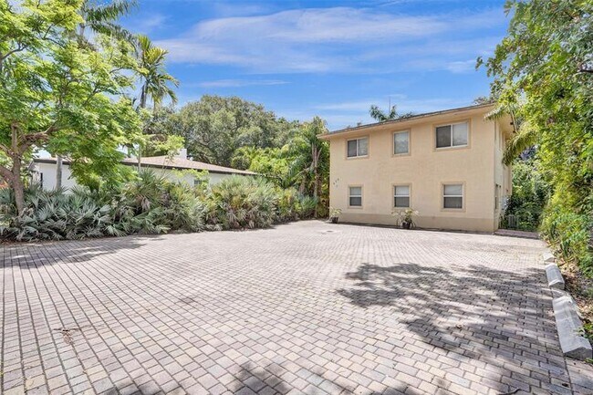 Foto del edificio - 420 SE 18th Ct