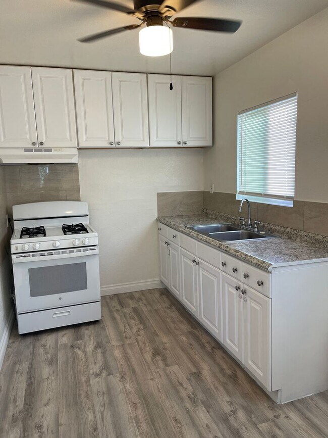 Foto del edificio - Large Upper 1 Bedroom 1 Bath in Long Beach!