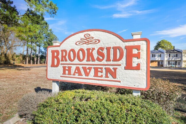 Building Photo - Williamsburg 2BR Townhouse with Fenced Yard & Patio