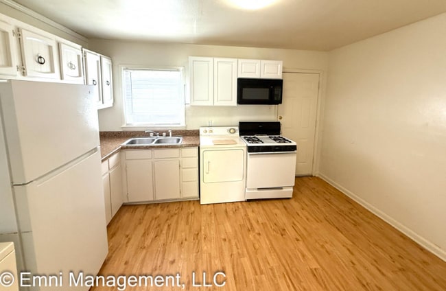 Building Photo - 807 Crockett Dr