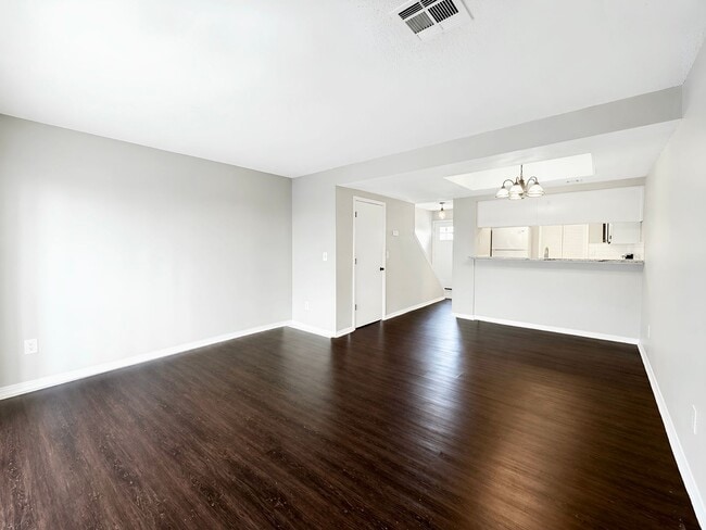Building Photo - Charming 2 Bed / 1.5 Bath Townhome in Jenks – Great Location!