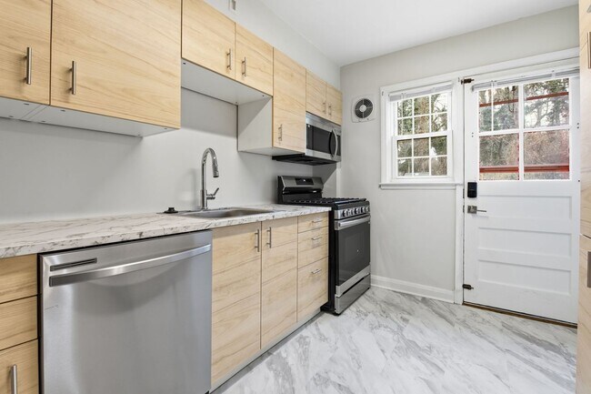 Foto del edificio - Newly Remodeled 3BR Semi-Detached in Catonsville | Refinished Oak Floors | Updated Kitchen + Bath...