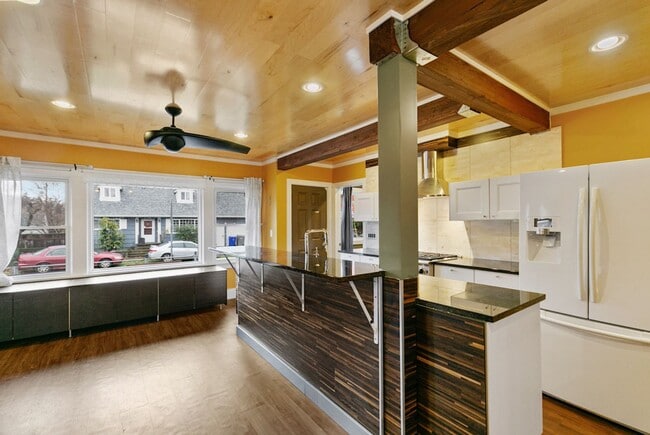 Building Photo - Classic Portland Bungalow