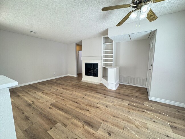 Building Photo - 2 Bed 2 Bath Rancho Penasquitos First Floo...