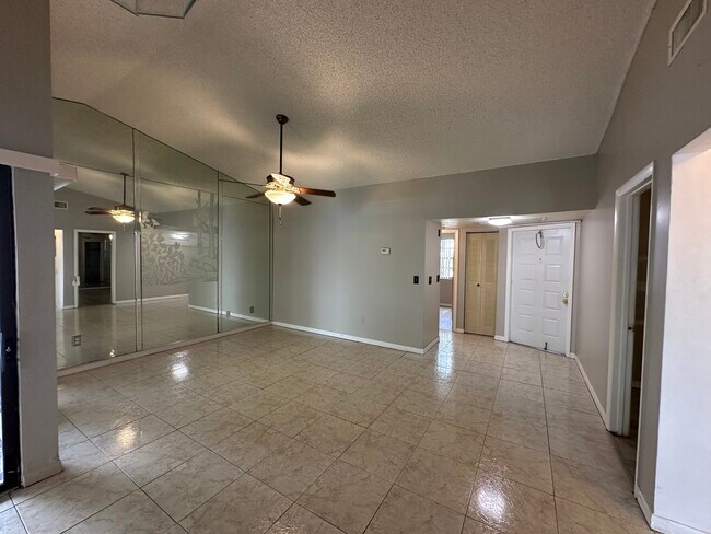 Building Photo - 1024 S Independence Dr
