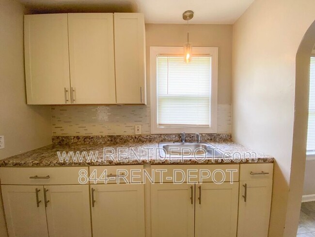 Foto del edificio - 715 E. Riverside Dr.