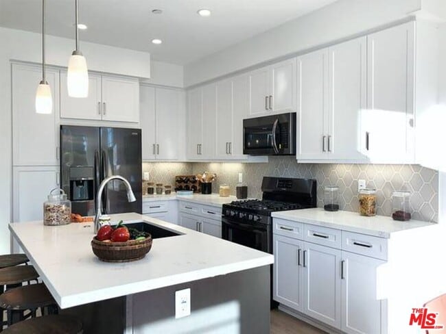 Building Photo - 7105 Tampa Ave