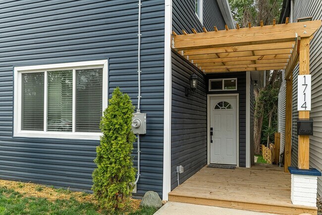 Building Photo - 1714 Brewster Ave