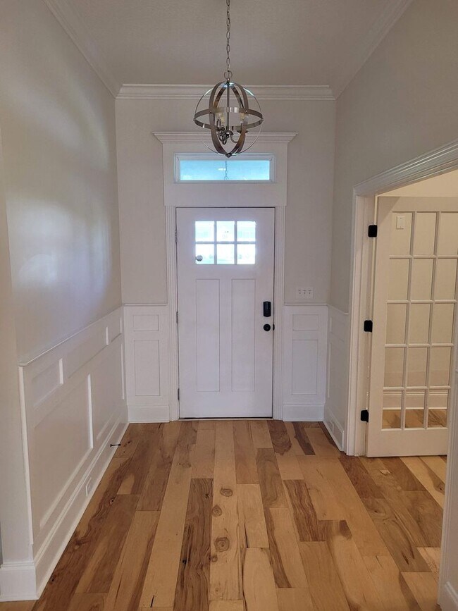 Foto del edificio - Spacious 4-Bedroom Home with Luxurious Fea...