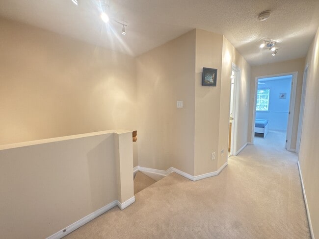 Building Photo - 18 Midwood Private