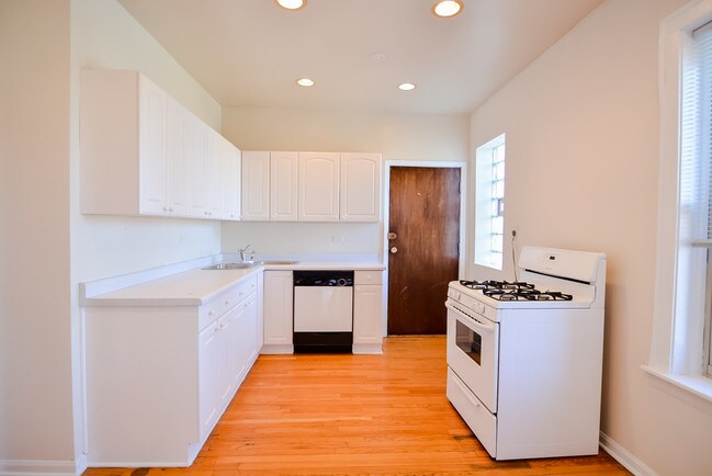 Building Photo - 4231 N Paulina St