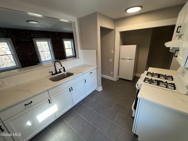 Building Photo - 326 State St