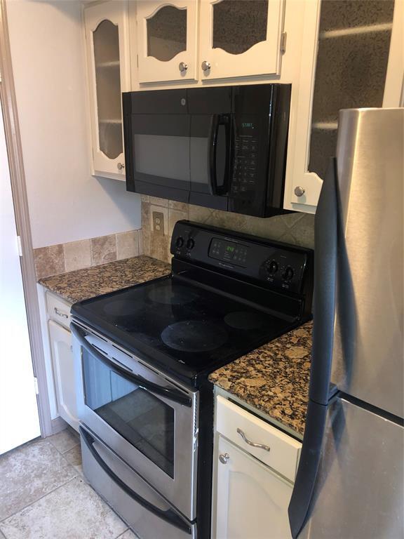 Building Photo - 1420 Meadowood Village Dr