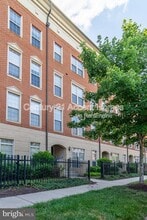 Building Photo - 8007 Crescent Park Dr