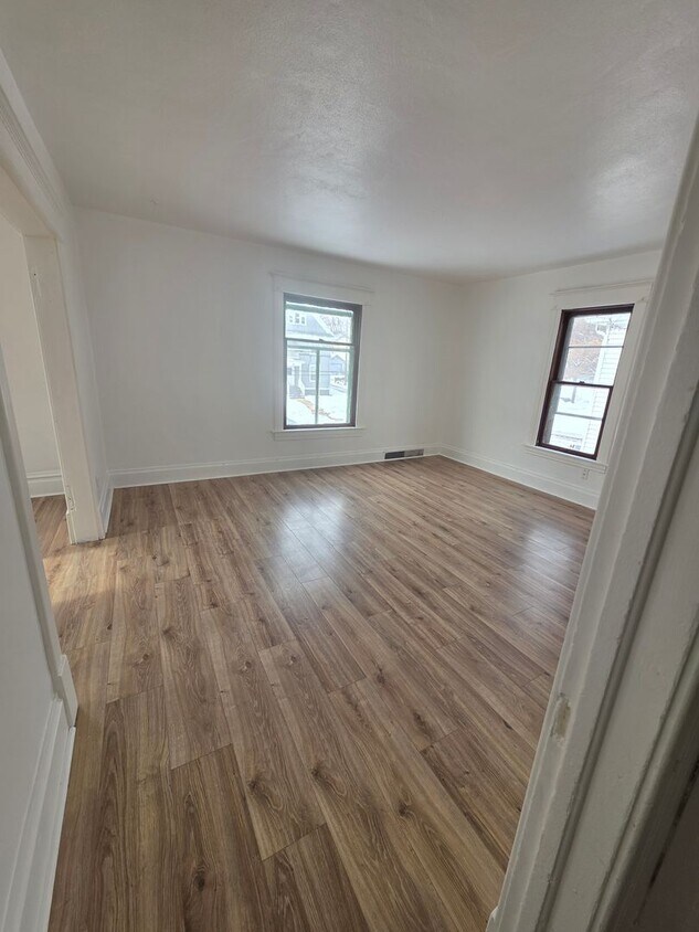 Building Photo - 402 S Gardiner Ave