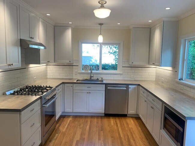 Building Photo - Impecable Remodel of Historic Eastmoreland Gem