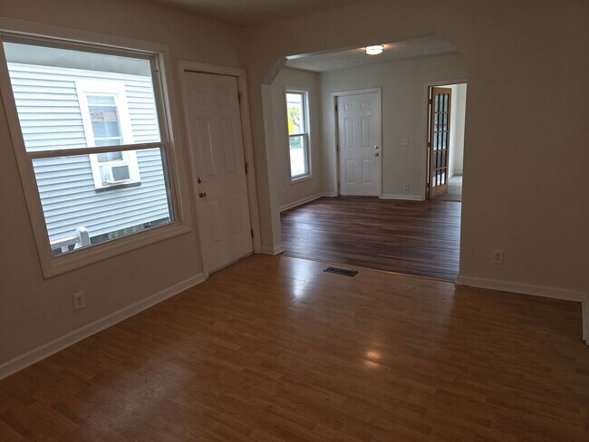 Foto del edificio - South Wedge Large 2 Bedroom Half House 1st Fl Floor Avail Now