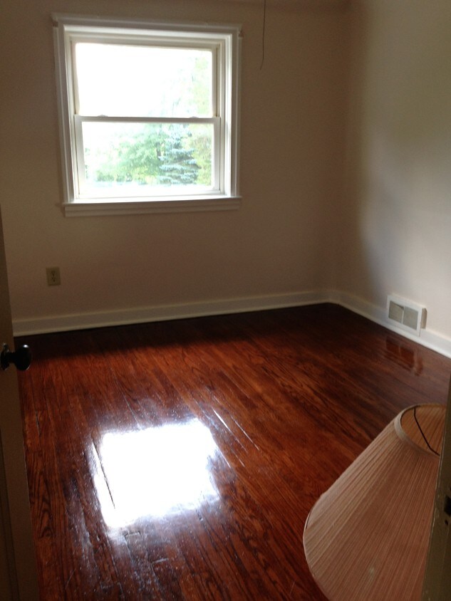 bedroom - 36 W Broad St