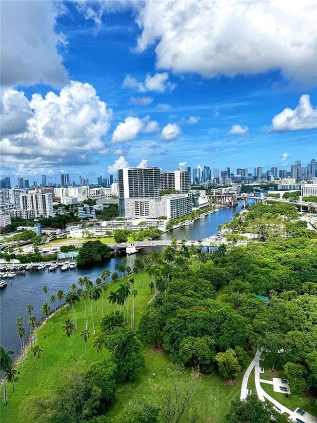 Foto del edificio - 1861 NW S River Dr