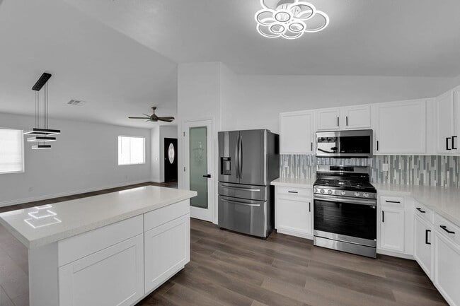 Foto del edificio - Stunning Las Vegas Rental w/ Endless Pool + 2-Car Garage