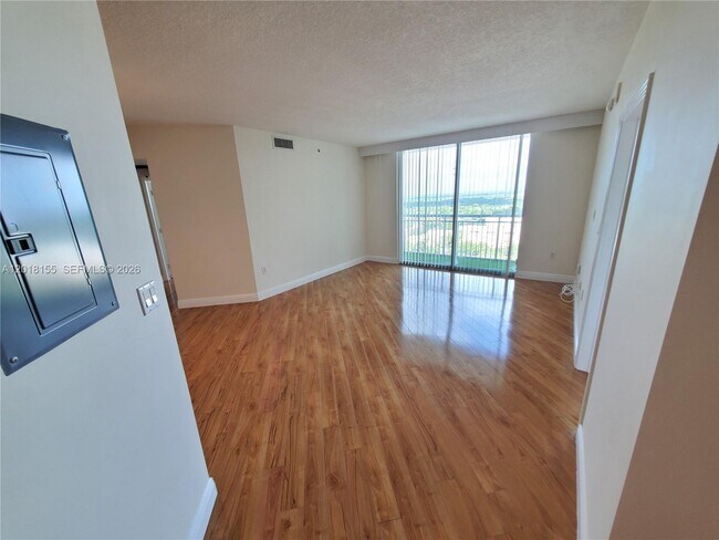 Foto del edificio - 9066 SW 73rd Ct