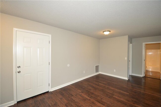 Building Photo - 202 White Oak Dr NE