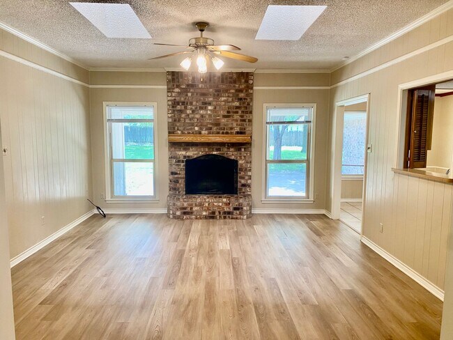 Building Photo - Lovely Home in Downtown Granbury