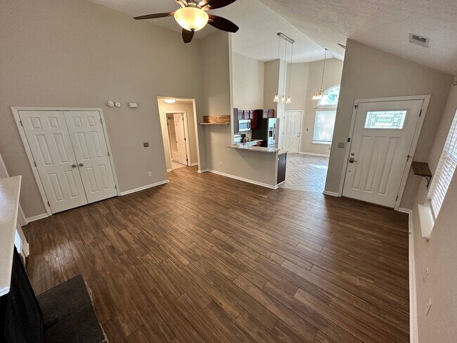 Foto del edificio - COMING SOON! Beautiful 3 BR Home; Open Floor Plan, Attached Garage; Fenced Backyard!