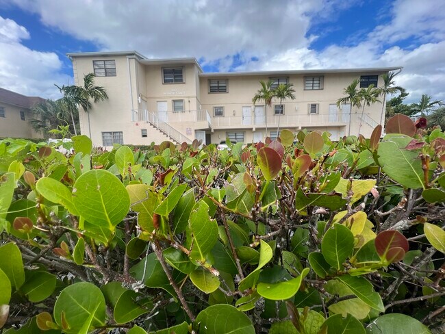 Foto del edificio - 834 NE 18th Ct