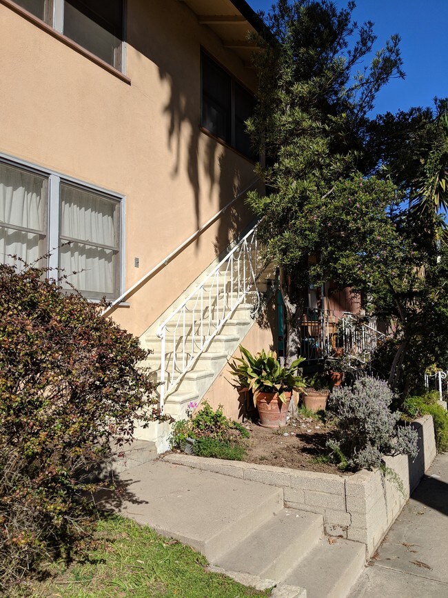 Escaleras delanteras - 958 11th St