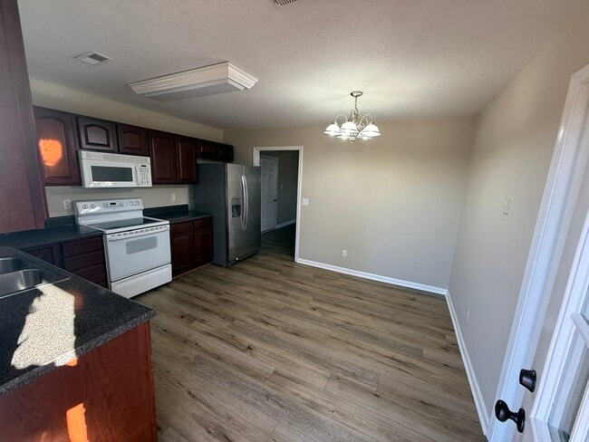 Building Photo - One-Level Ranch home in Halls