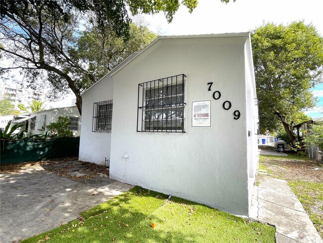 Foto del edificio - 7009 NW 5th Ave