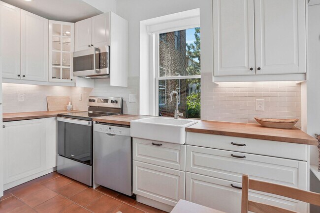 Foto del edificio - Kalorama Apartment – Renovated One-Bedroom with Private Balcony