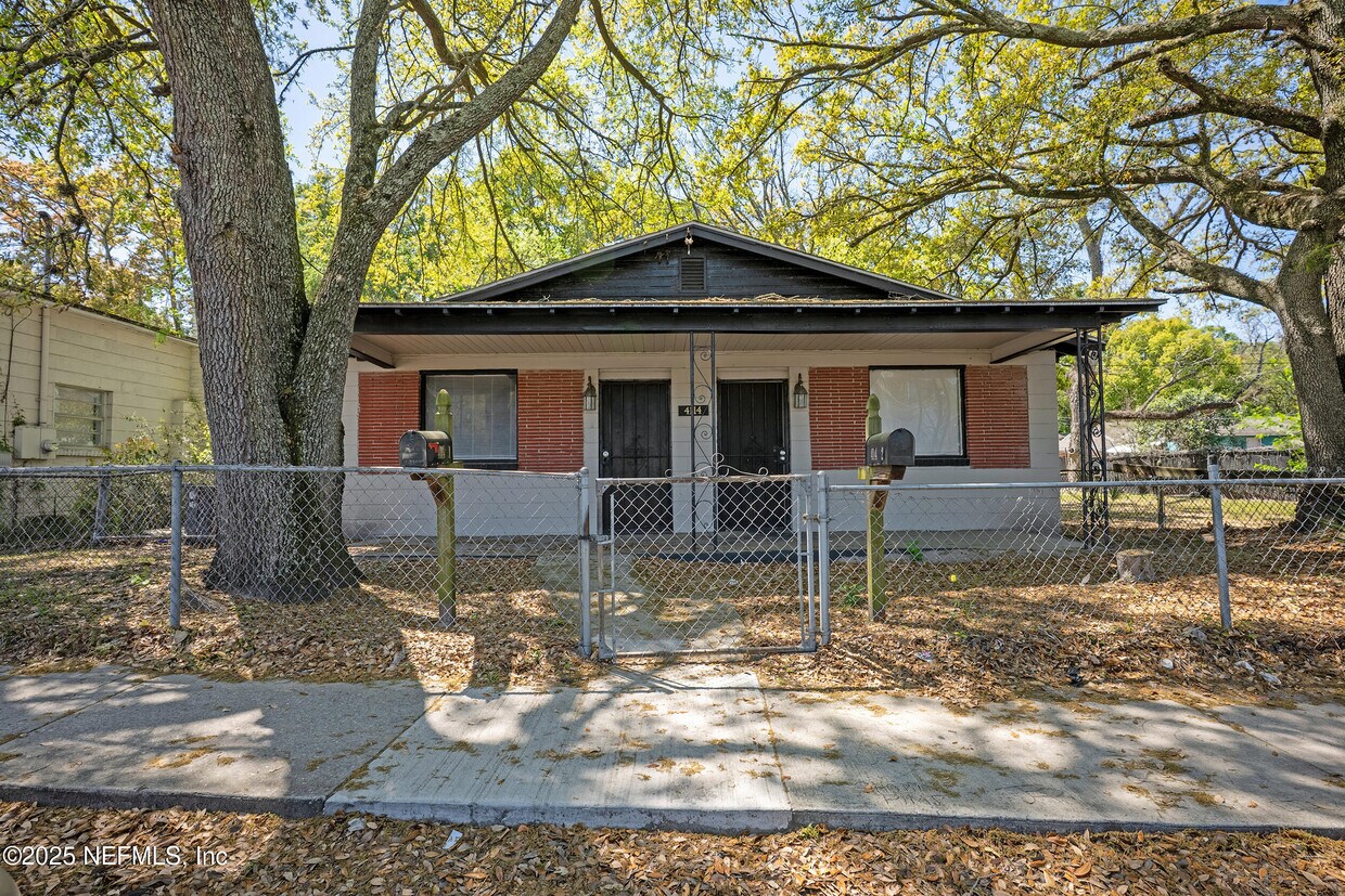Primary Photo - 4114 Moncrief Rd