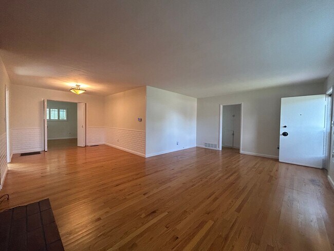 Building Photo - 3 bedroom  house with spacious backyard