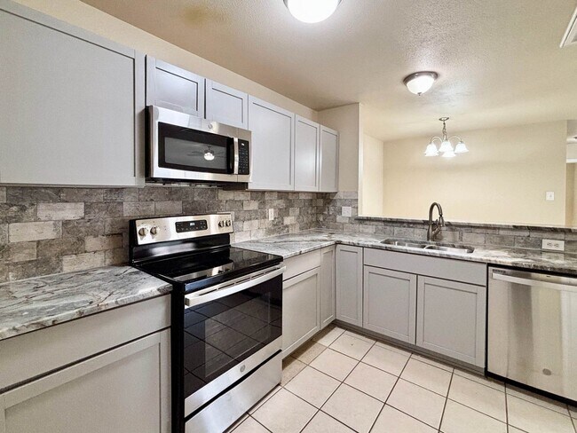 Foto del edificio - Charming 3 Bedroom 2 Bath Duplex Convenien...