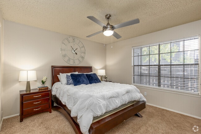1BR, 1BA - 652SF - Bedroom - Slate Dallas