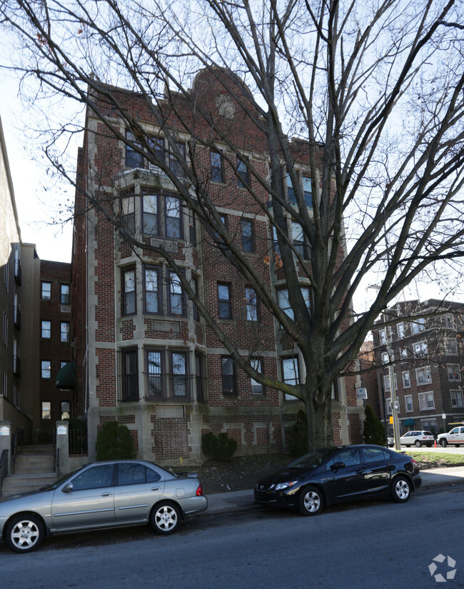 Building Photo - Pine Court