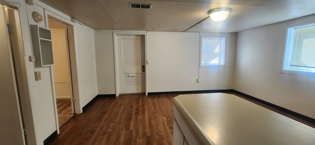 Building Photo - 405 S 12th Ave