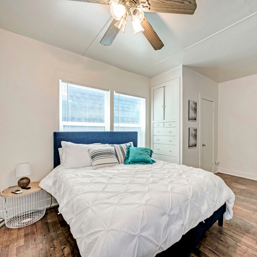 Foto del edificio - Charming Fully Furnished Studio in the Heart of UT Campus – $1,500/Month