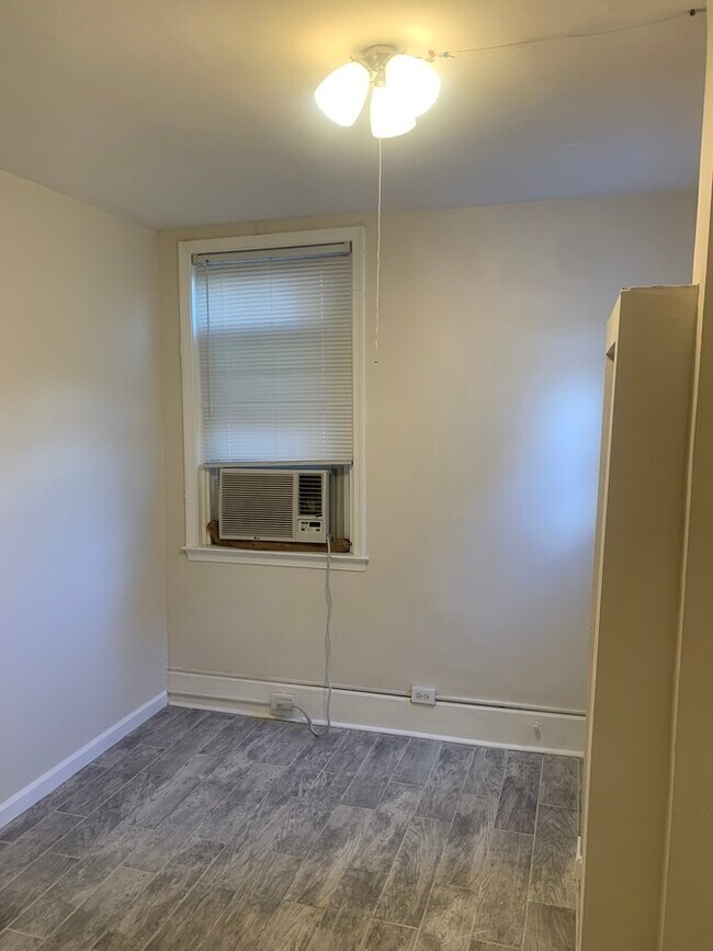 Building Photo - Room For Rent