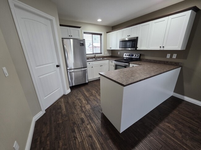 Building Photo - 8407-8487 87 St