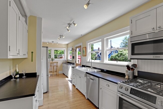 Building Photo - Updated 1926 4-bdrm/3-bath Sellwood bungal...