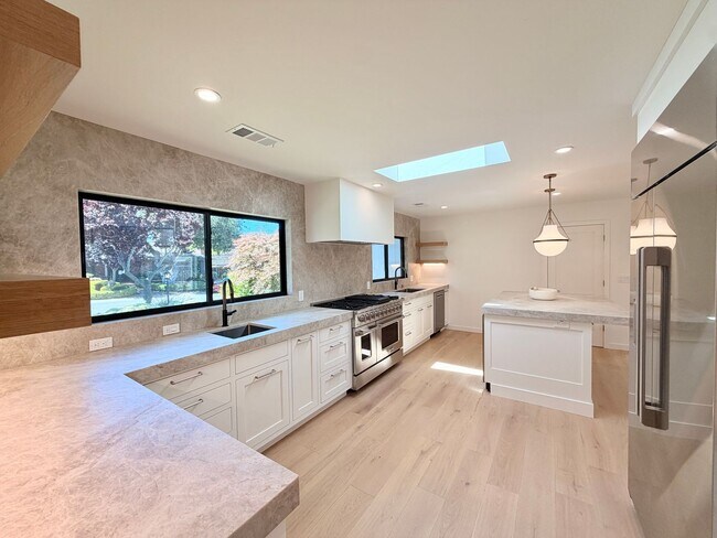 Foto del edificio - This premier 4-bed, 3-bath estate spans 2,565 sq. ft. on a 10,253 sq. ft. lot in North Los Altos.