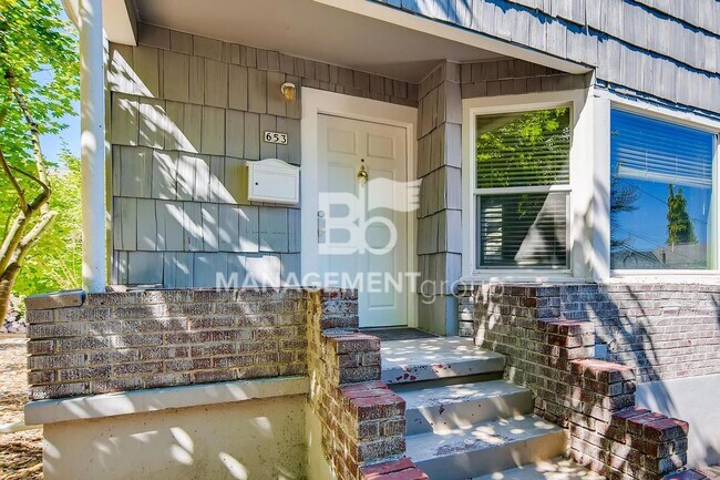 Building Photo - LOCATION, LOCATION, LOCATION! Spacious S Portland Home Walking Distance to PSU and Downtown! MUST...